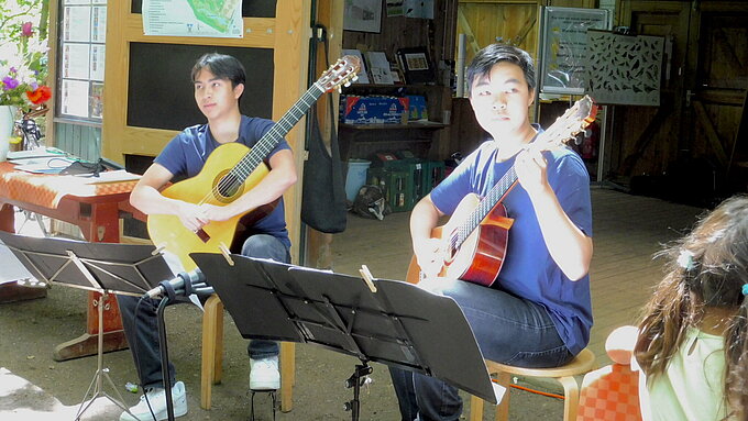 Das Gitarrenduo Patrick Duy Dang und Vincent Vinh Thai