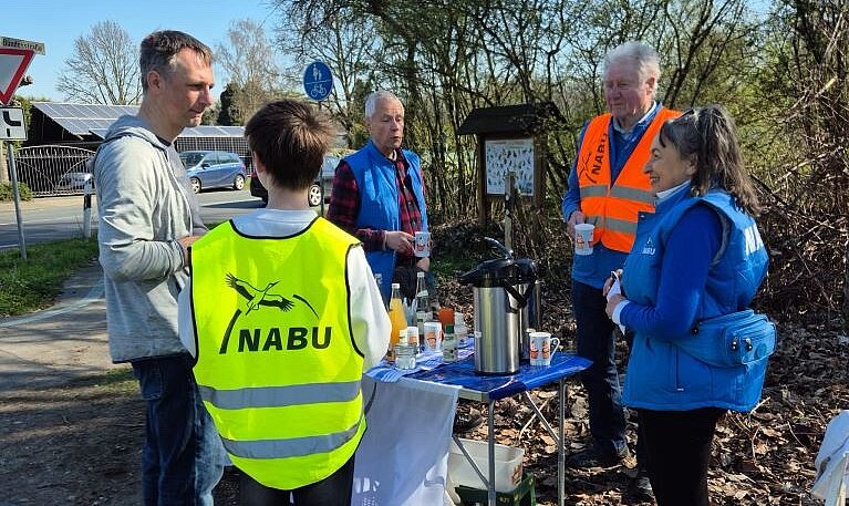 Aktive sammeln Müll bei der Aktion "Willi Wisch". Foto: NABU Willich