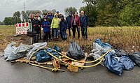 Das Team RhineCleanUp mit Verstärkung durch die NABU-Gruppe Krefeld und ihre "Beute". Foto: NABU Krefeld/Viersen e.V. Klaus Keipke