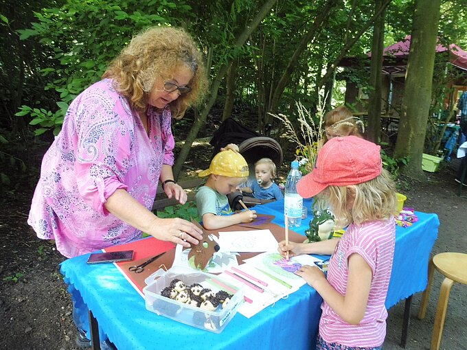 Bastelprogramm für Kinder. Foto: NABU Willich Jörg Tilmans